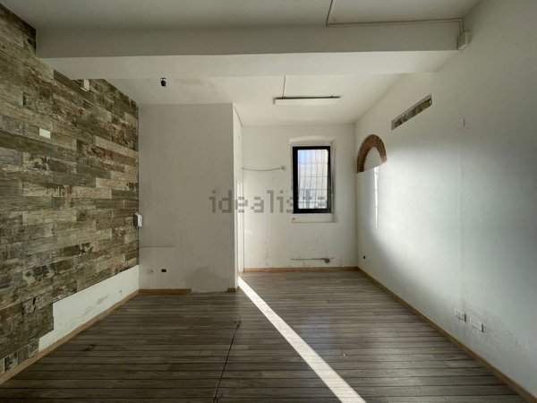 locale commerciale in vendita a Caronno Pertusella