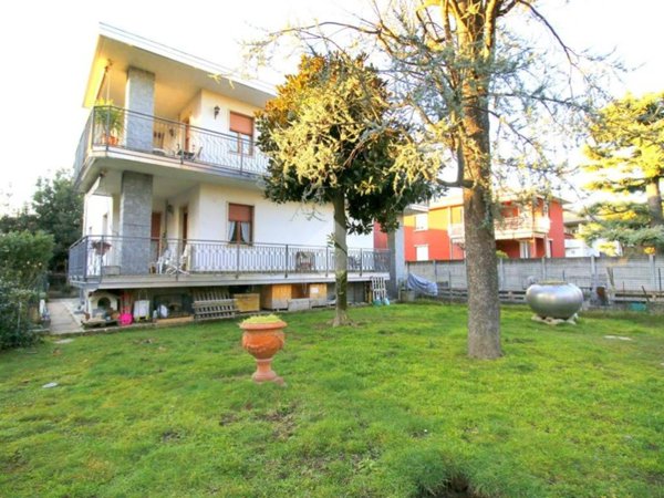 casa indipendente in vendita a Caronno Pertusella
