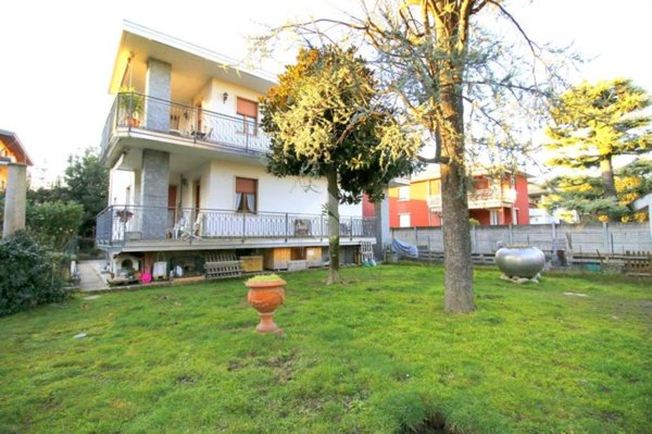casa indipendente in vendita a Caronno Pertusella