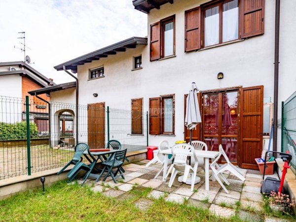 casa indipendente in vendita a Caronno Pertusella