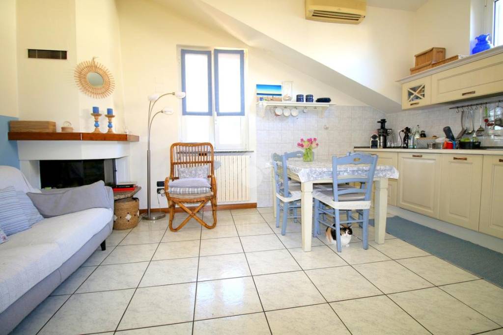 appartamento in vendita a Caronno Pertusella