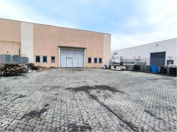 locale commerciale in vendita a Caronno Pertusella