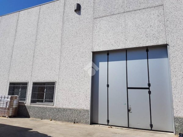 locale commerciale in vendita a Caronno Pertusella
