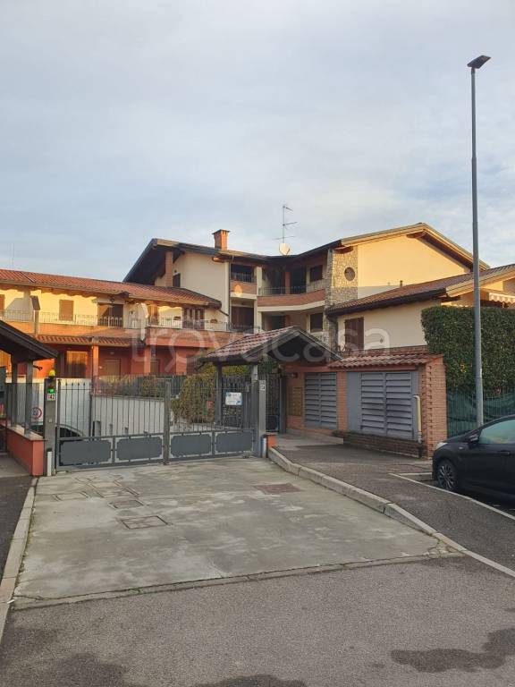 locale di sgombero in vendita a Caronno Pertusella