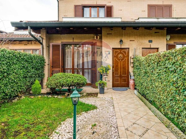 casa indipendente in vendita a Caronno Pertusella
