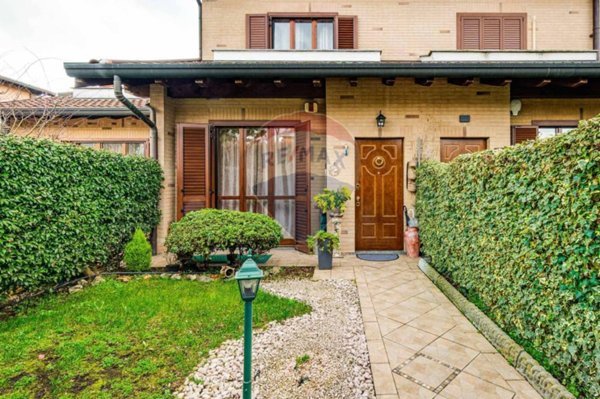 casa indipendente in vendita a Caronno Pertusella