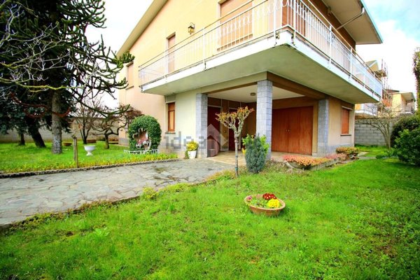 casa indipendente in vendita a Caronno Pertusella