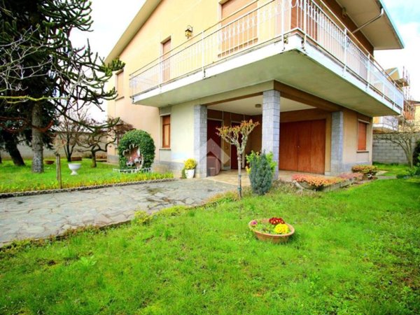 casa indipendente in vendita a Caronno Pertusella