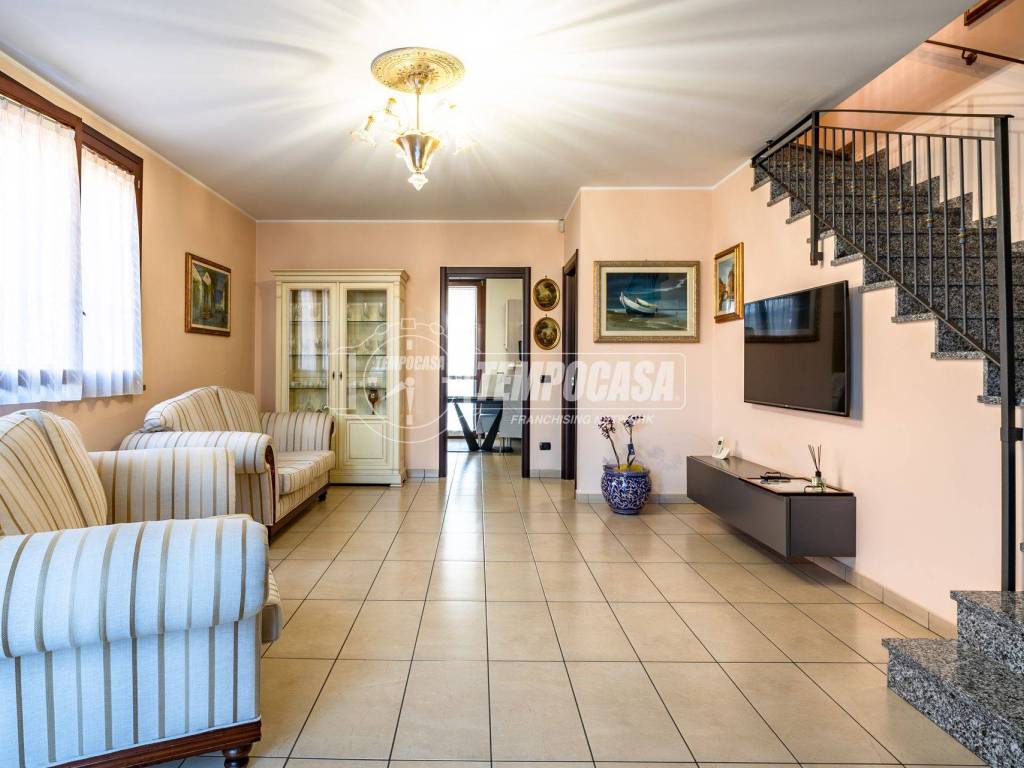 casa indipendente in vendita a Caronno Pertusella