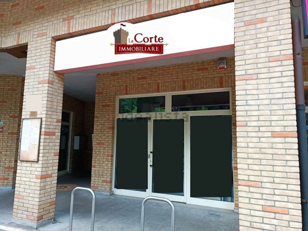 locale commerciale in vendita a Caronno Pertusella