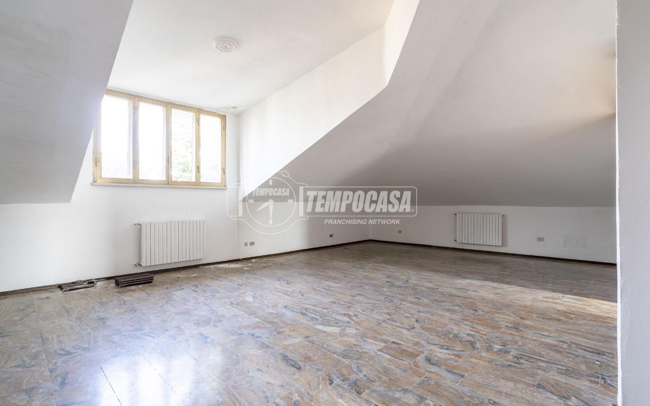 appartamento in vendita a Caronno Pertusella