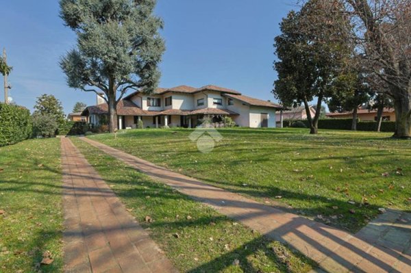 casa indipendente in vendita a Caronno Pertusella
