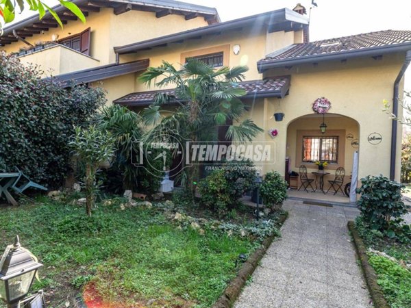 casa indipendente in vendita a Caronno Pertusella