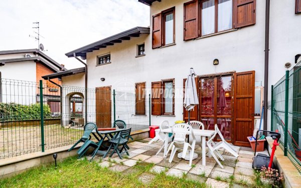 casa indipendente in vendita a Caronno Pertusella
