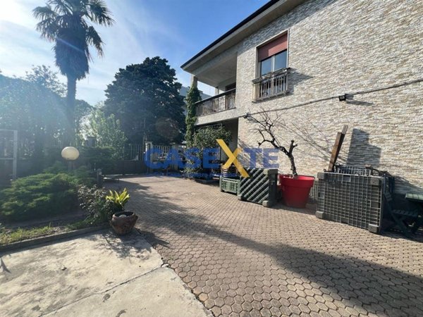 casa indipendente in vendita a Caronno Pertusella
