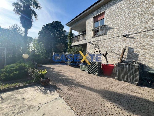 casa indipendente in vendita a Caronno Pertusella