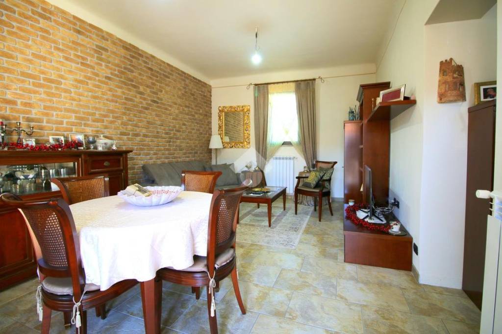 appartamento in vendita a Caronno Pertusella