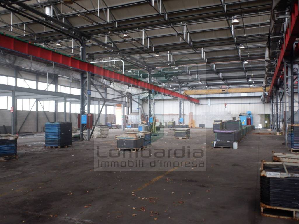 locale commerciale in vendita a Caronno Pertusella