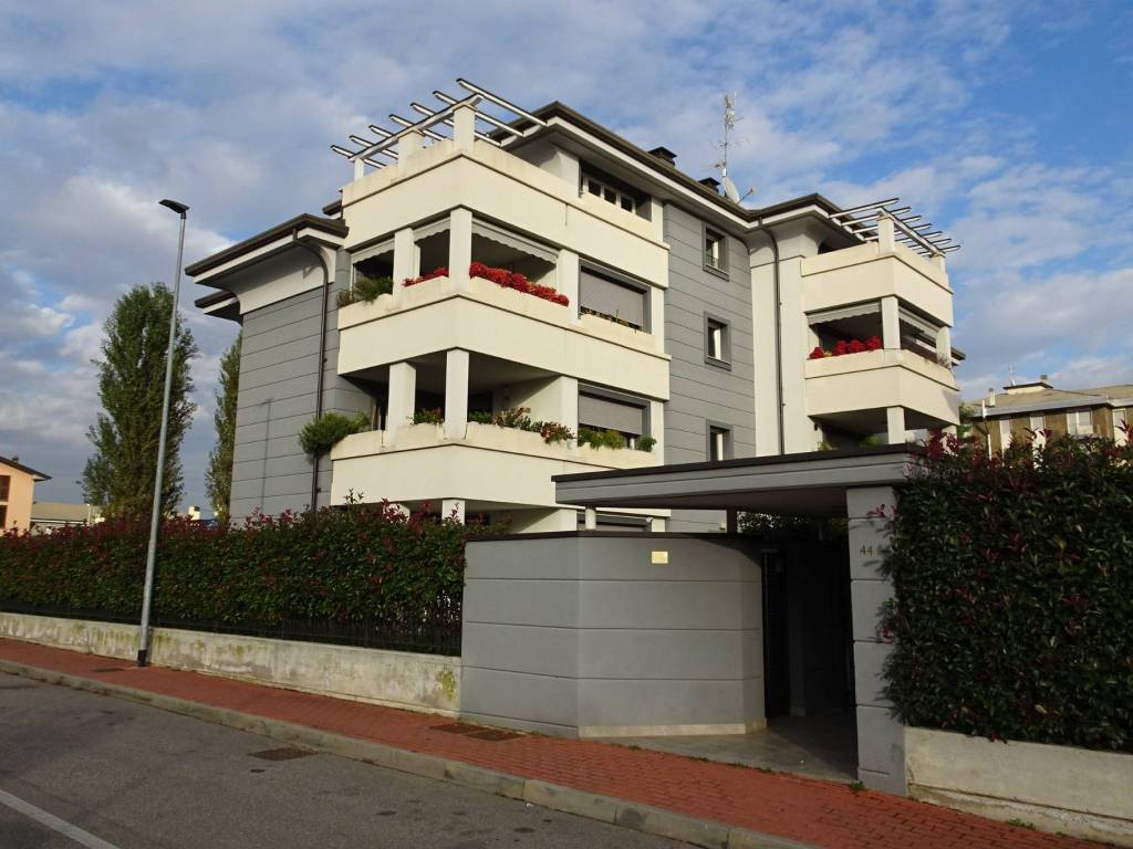 appartamento in vendita a Caronno Pertusella
