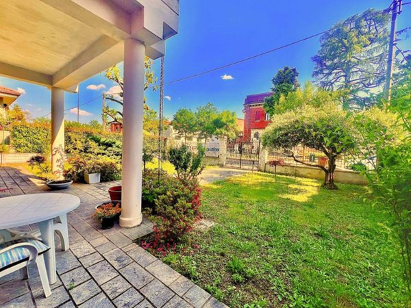 casa indipendente in vendita a Caronno Pertusella
