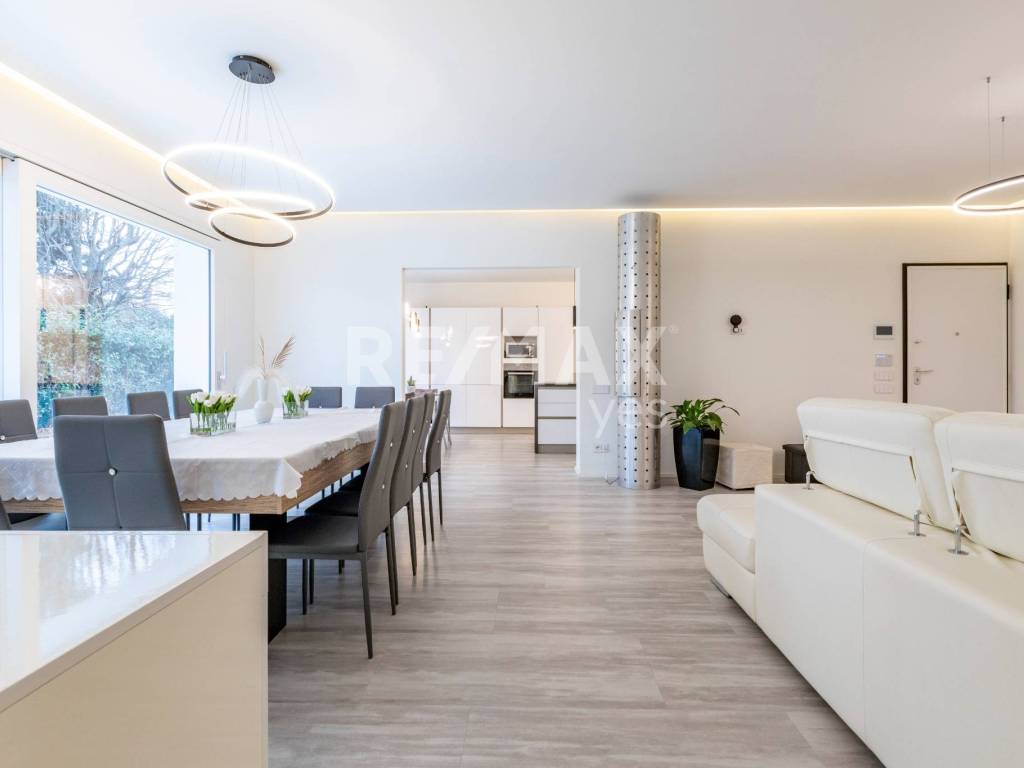 casa indipendente in vendita a Caronno Pertusella
