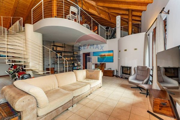 casa indipendente in vendita a Caronno Pertusella