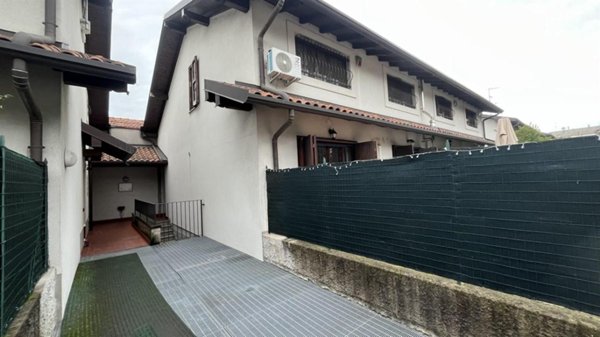 casa indipendente in vendita a Caronno Pertusella