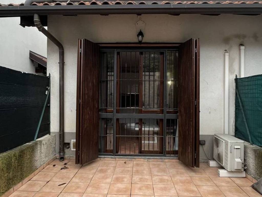 casa indipendente in vendita a Caronno Pertusella