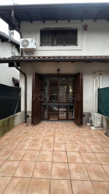 casa indipendente in vendita a Caronno Pertusella