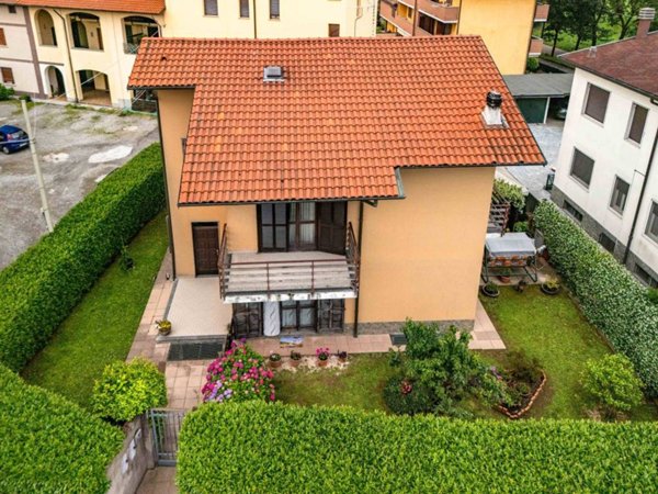 casa indipendente in vendita a Caronno Pertusella