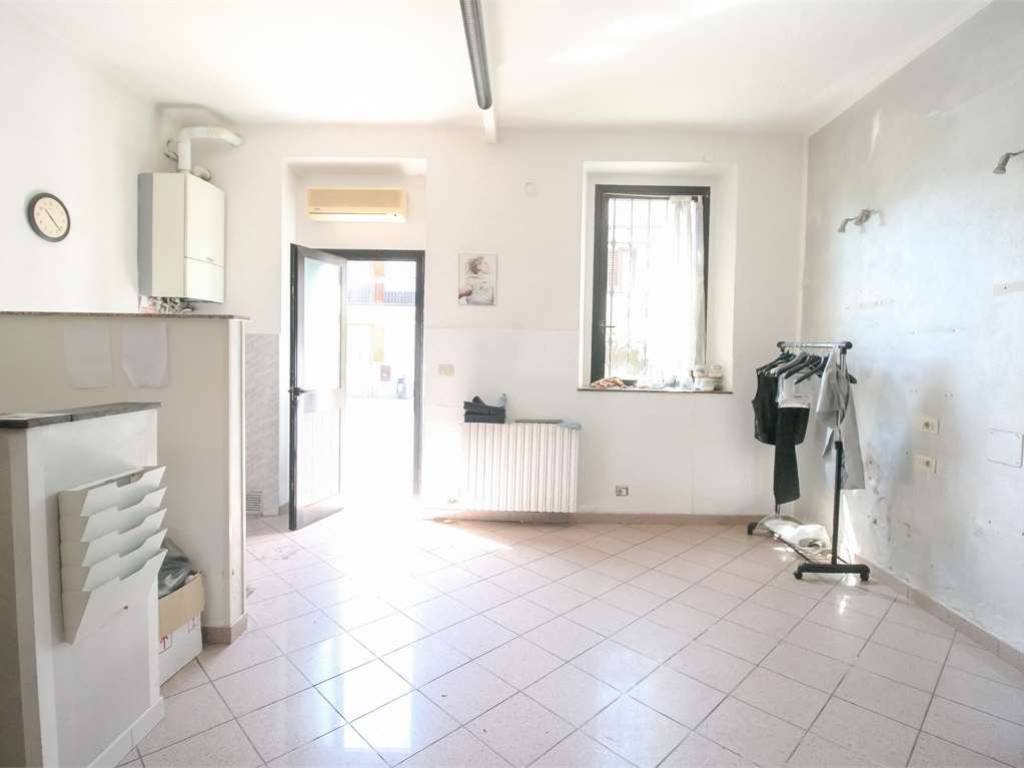 negozio in vendita a Caronno Pertusella