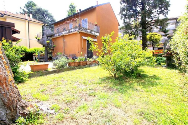 casa indipendente in vendita a Caronno Pertusella