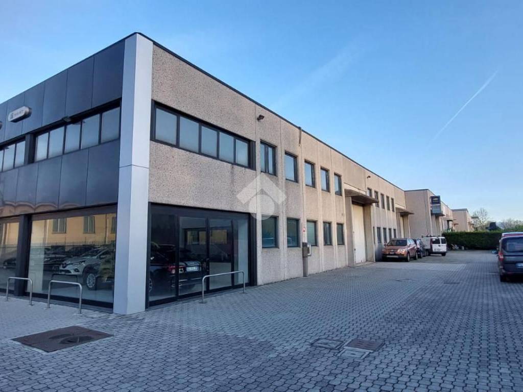 locale commerciale in vendita a Caronno Pertusella