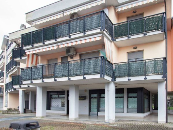 negozio in vendita a Caronno Pertusella