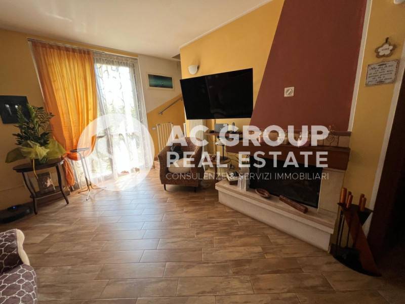 casa indipendente in vendita a Caronno Pertusella