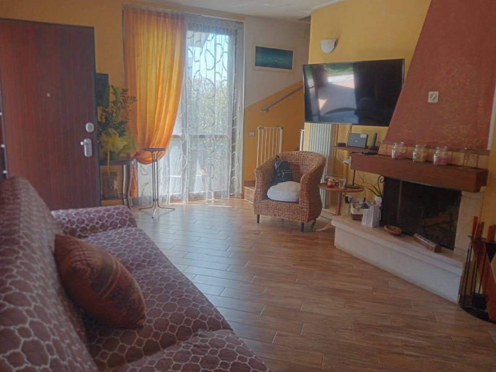 casa indipendente in vendita a Caronno Pertusella
