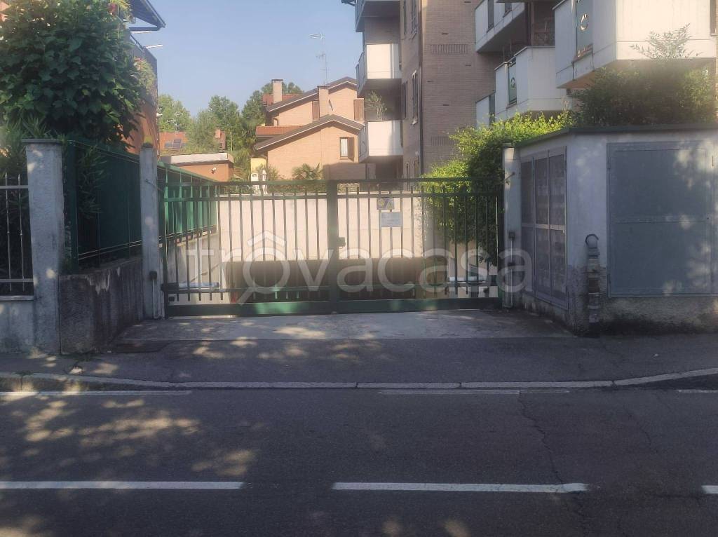 locale commerciale in vendita a Caronno Pertusella