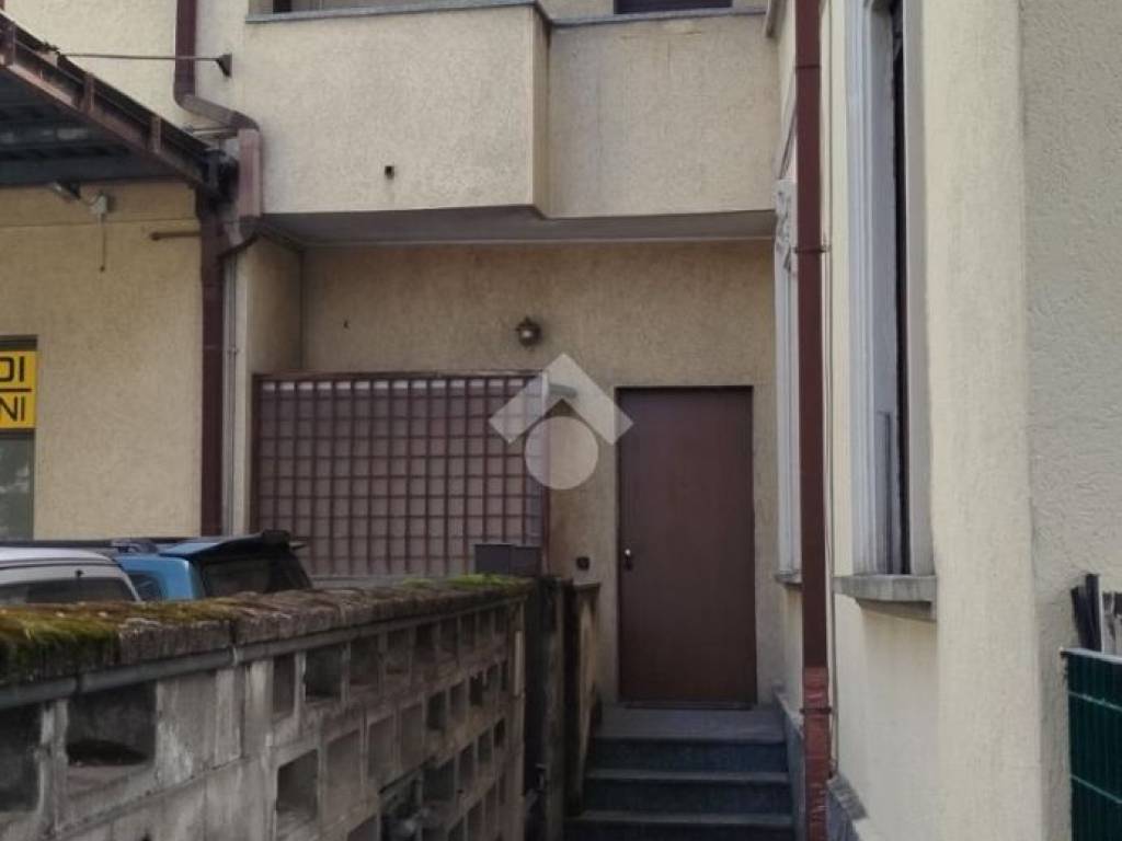 negozio in vendita a Caronno Pertusella