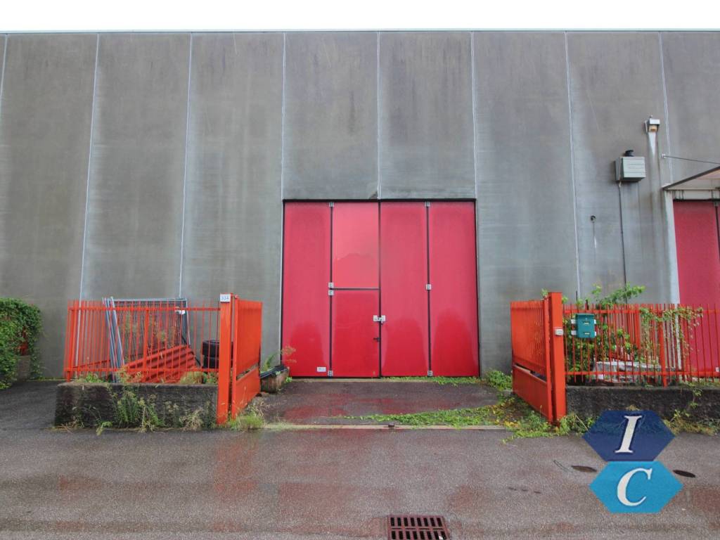 negozio in vendita a Caronno Pertusella