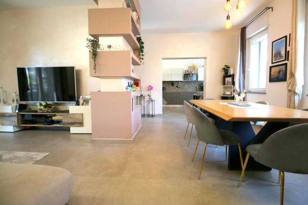 casa indipendente in vendita a Caronno Pertusella