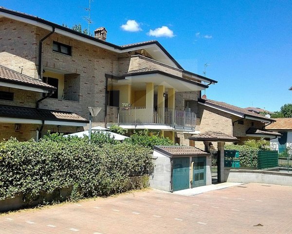 appartamento in vendita a Caronno Pertusella