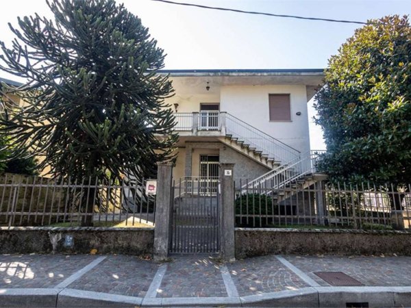 casa indipendente in vendita a Caronno Pertusella