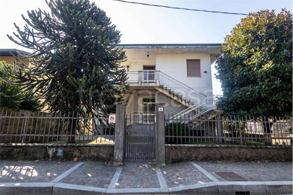 casa indipendente in vendita a Caronno Pertusella