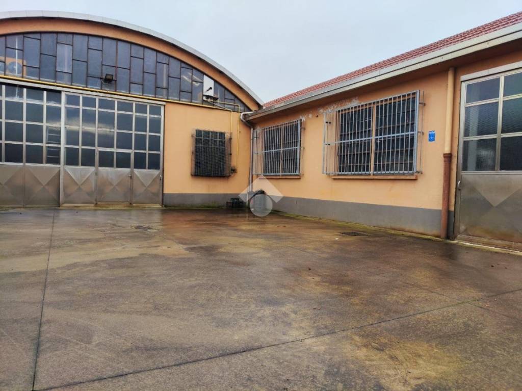 locale commerciale in vendita a Caronno Pertusella