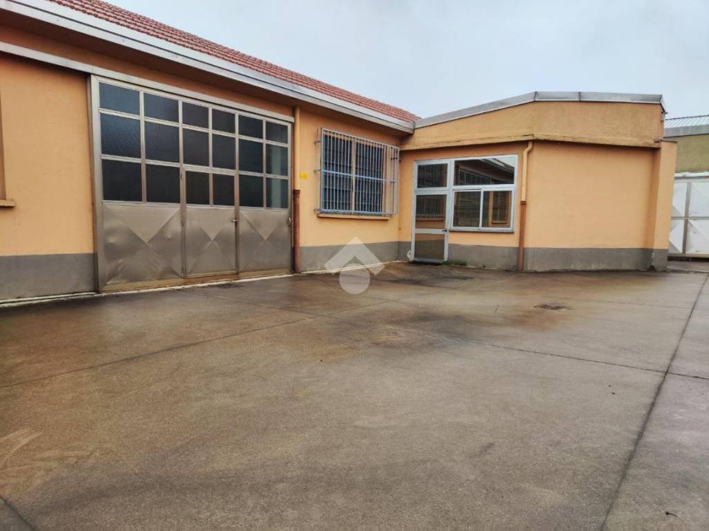 locale commerciale in vendita a Caronno Pertusella