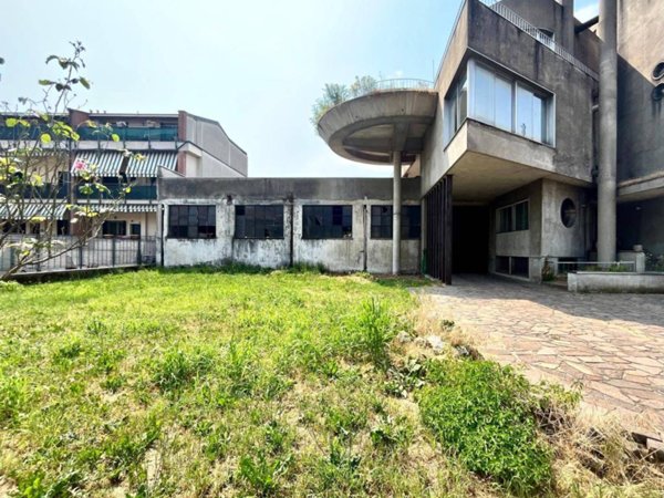 locale commerciale in vendita a Caronno Pertusella