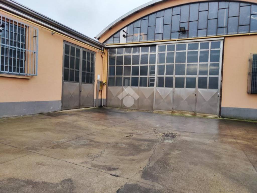 locale commerciale in vendita a Caronno Pertusella