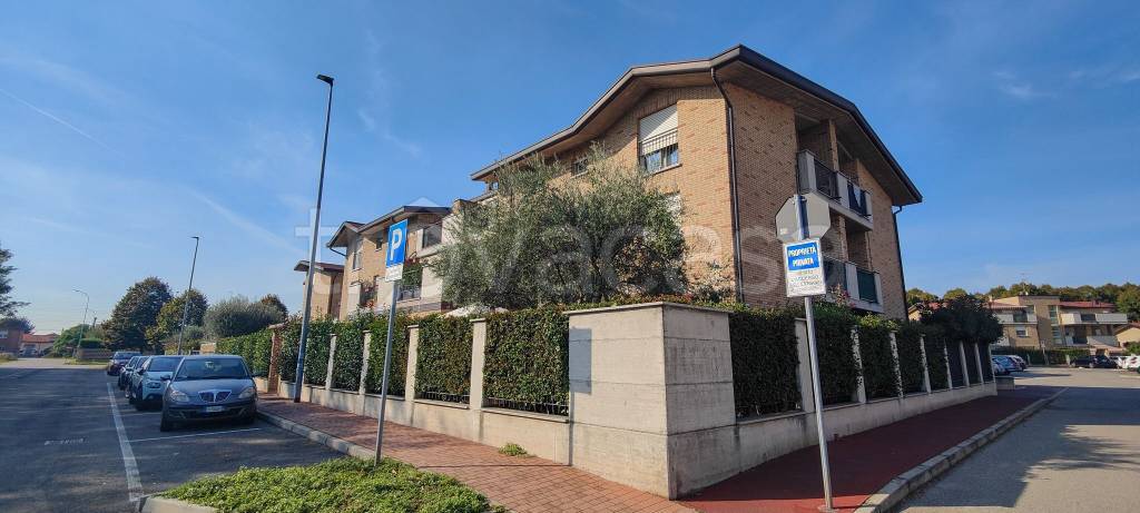 appartamento in vendita a Caronno Pertusella