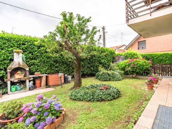 casa indipendente in vendita a Caronno Pertusella