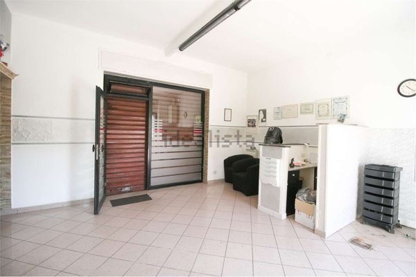 locale commerciale in vendita a Caronno Pertusella